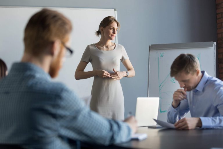 Como evitar o nervosismo ao falar em público? Aprenda aqui!