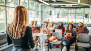 Saiba como aplicar as técnicas de oratória que podem ser a chave para aperfeiçoar suas apresentações de negócios. Confira nesse artigo como elevar seu desempenho no mundo corporativo.