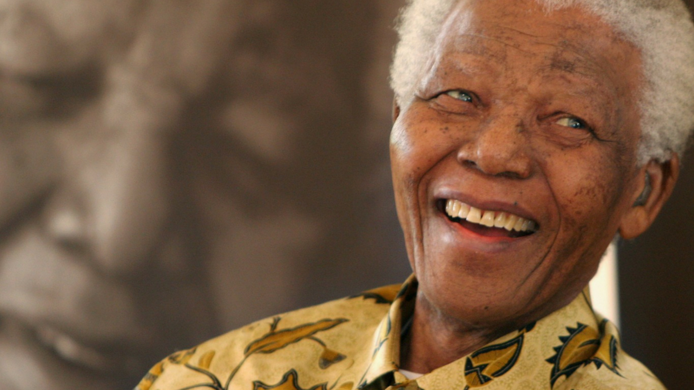 Oratória de Nelson Mandela: A poder das pausas na comunicação Saiba como Nelson Mandela utilizava frequentemente as pausas para criar uma conexão emocional com sua audiência.