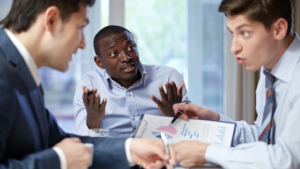 Saiba 8 dicas para evitar conflitos de interesse nos setores da sua empresa e garantir a ética corporativa.