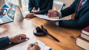 Comunicação Jurídica Assertiva: Chave para uma Advocacia Eficaz e Transparente enfatiza a necessidade de uma comunicação clara e objetiva com clientes, colegas e autoridades.
